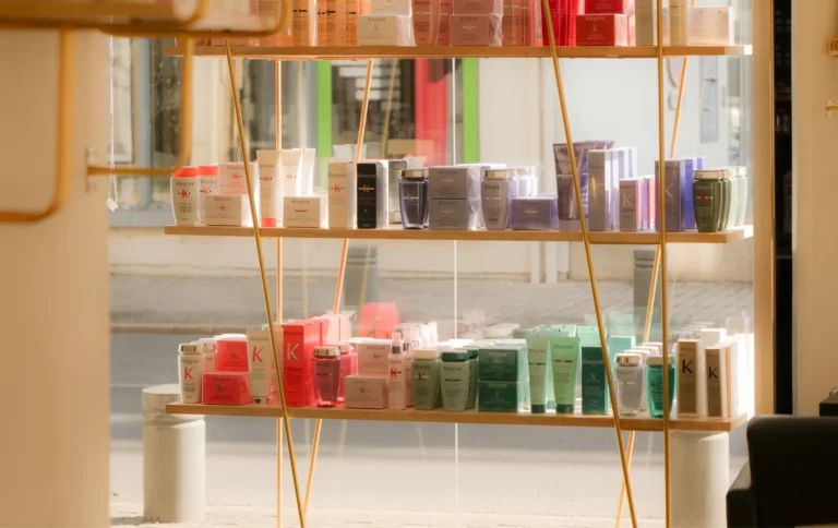 Intérieur du salon Aurélie Lapouge avec focus produits